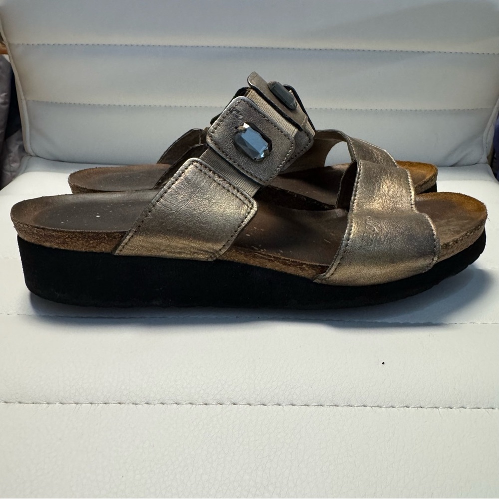 Naot Women’s Metallic Slide Sandals with Gem Accents.‎ Size 39 - US size 8 - Picture 2 of 11